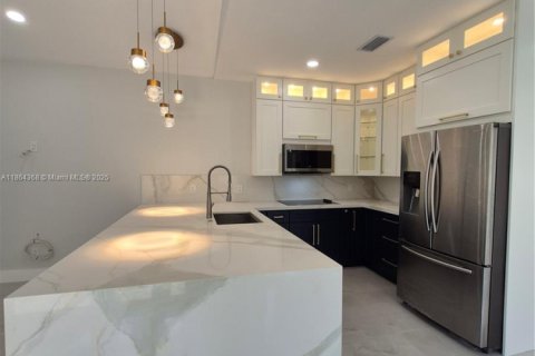 House in Pembroke Pines, Florida 3 bedrooms № 2013084 - photo 4