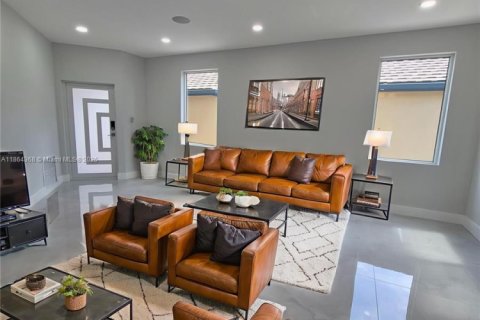 House in Pembroke Pines, Florida 3 bedrooms № 2013084 - photo 2