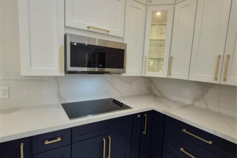 House in Pembroke Pines, Florida 3 bedrooms № 2013084 - photo 6