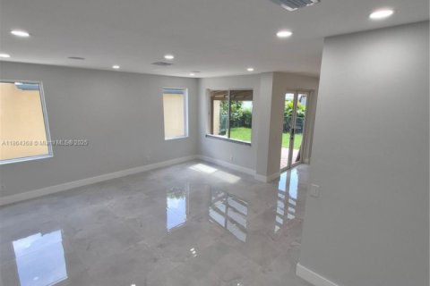 House in Pembroke Pines, Florida 3 bedrooms № 2013084 - photo 3