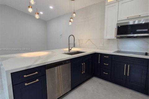 House in Pembroke Pines, Florida 3 bedrooms № 2013084 - photo 5