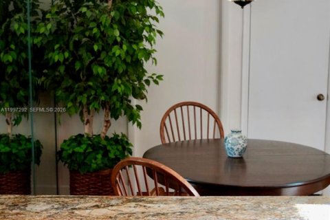 Townhouse in Lake Worth, Florida 2 bedrooms, 120.96 sq.m. № 2063518 - photo 16