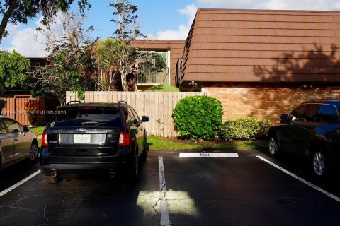 Townhouse in Lake Worth, Florida 2 bedrooms, 120.96 sq.m. № 2063518 - photo 3