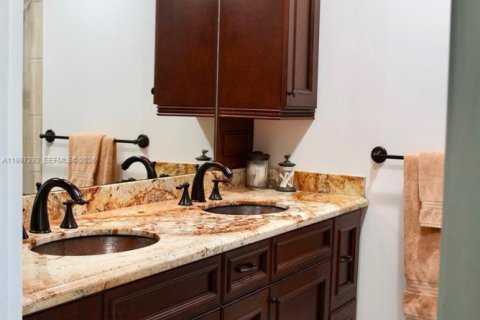 Townhouse in Lake Worth, Florida 2 bedrooms, 120.96 sq.m. № 2063518 - photo 28