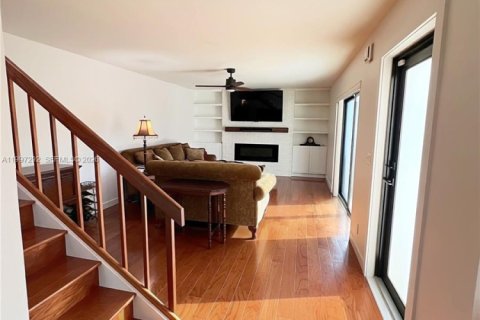 Townhouse in Lake Worth, Florida 2 bedrooms, 120.96 sq.m. № 2063518 - photo 8