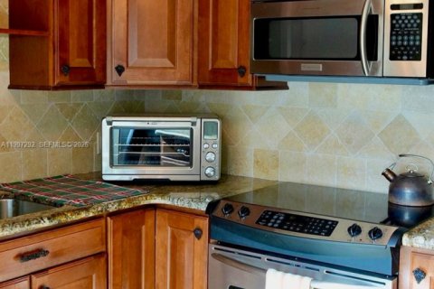 Townhouse in Lake Worth, Florida 2 bedrooms, 120.96 sq.m. № 2063518 - photo 14