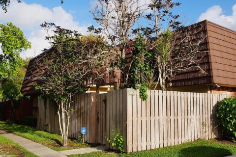 Townhouse in Lake Worth, Florida 2 bedrooms, 120.96 sq.m. № 2063518 - photo 2