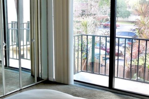 Townhouse in Lake Worth, Florida 2 bedrooms, 120.96 sq.m. № 2063518 - photo 23