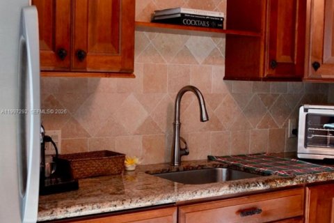 Townhouse in Lake Worth, Florida 2 bedrooms, 120.96 sq.m. № 2063518 - photo 13