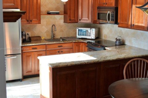 Townhouse in Lake Worth, Florida 2 bedrooms, 120.96 sq.m. № 2063518 - photo 12