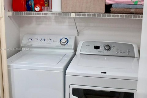 Townhouse in Lake Worth, Florida 2 bedrooms, 120.96 sq.m. № 2063518 - photo 18