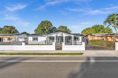 House in Opa-locka, Florida 5 bedrooms, 162.39 sq.m. № 2020873