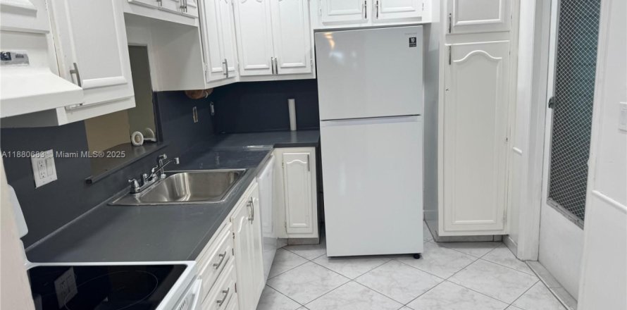 Condominio en Lauderdale Lakes, Florida, 2 dormitorios  № 2037810