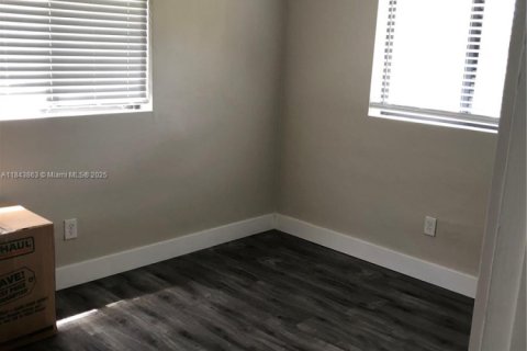 House in Miami, Florida 4 bedrooms, 125.6 sq.m. № 1980027 - photo 12