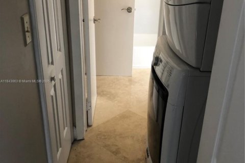 House in Miami, Florida 4 bedrooms, 125.6 sq.m. № 1980027 - photo 18