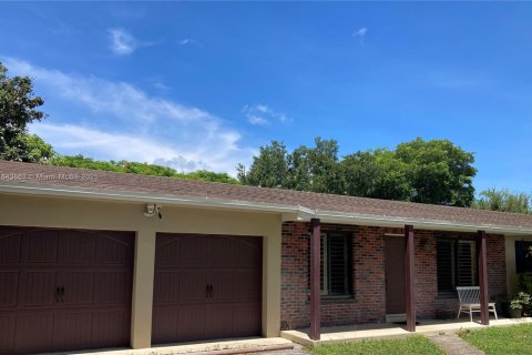 House in Miami, Florida 4 bedrooms, 125.6 sq.m. № 1980027 - photo 3