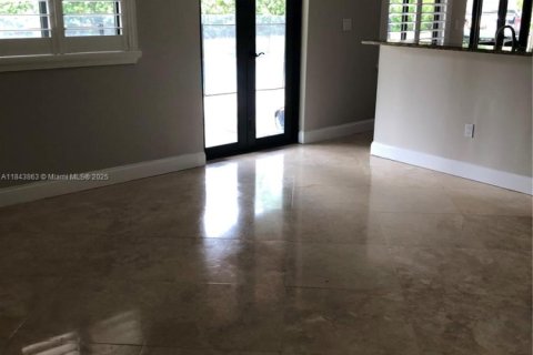 House in Miami, Florida 4 bedrooms, 125.6 sq.m. № 1980027 - photo 6