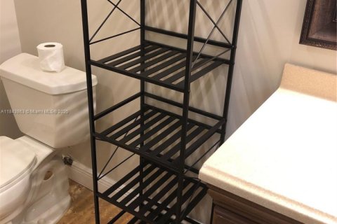 House in Miami, Florida 4 bedrooms, 125.6 sq.m. № 1980027 - photo 7