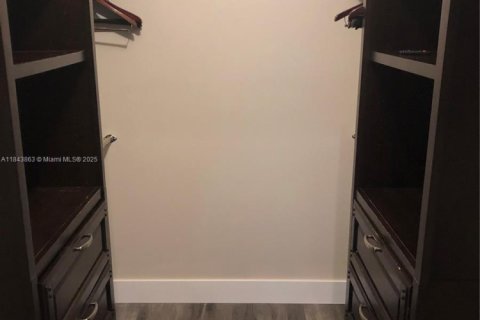 House in Miami, Florida 4 bedrooms, 125.6 sq.m. № 1980027 - photo 11