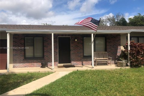 House in Miami, Florida 4 bedrooms, 125.6 sq.m. № 1980027 - photo 1