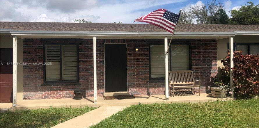 House in Miami, Florida 4 bedrooms, 125.6 sq.m. № 1980027