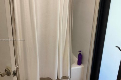 House in Miami, Florida 4 bedrooms, 125.6 sq.m. № 1980027 - photo 14