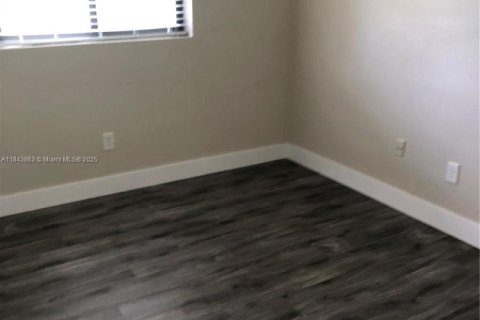 House in Miami, Florida 4 bedrooms, 125.6 sq.m. № 1980027 - photo 16