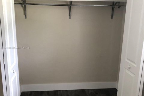 House in Miami, Florida 4 bedrooms, 125.6 sq.m. № 1980027 - photo 15