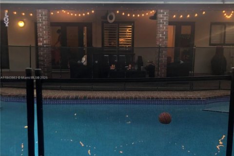 House in Miami, Florida 4 bedrooms, 125.6 sq.m. № 1980027 - photo 25