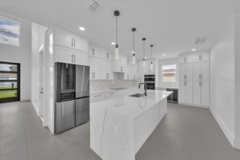 House in Tampa, Florida 4 bedrooms, 345.5 sq.m. № 1907650 - photo 5