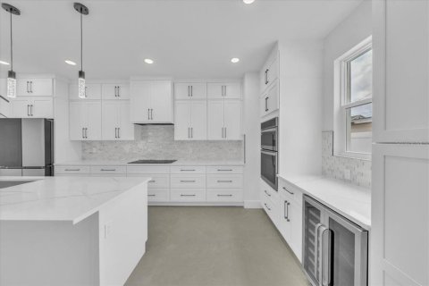 House in Tampa, Florida 4 bedrooms, 345.5 sq.m. № 1907650 - photo 11