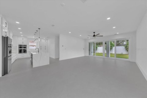 House in Tampa, Florida 4 bedrooms, 345.5 sq.m. № 1907650 - photo 13