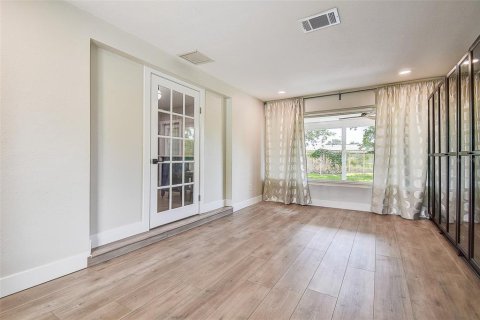 House in Saint Petersburg, Florida 3 bedrooms, 109.35 sq.m. № 1885874 - photo 12