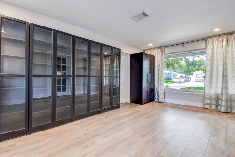 House in Saint Petersburg, Florida 3 bedrooms, 109.35 sq.m. № 1885874 - photo 11