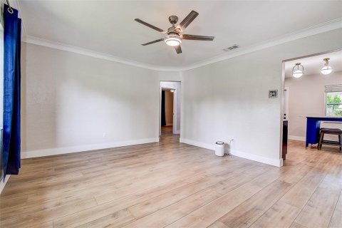 House in Saint Petersburg, Florida 3 bedrooms, 109.35 sq.m. № 1885874 - photo 17
