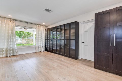 House in Saint Petersburg, Florida 3 bedrooms, 109.35 sq.m. № 1885874 - photo 13