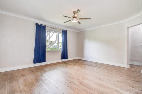 House in Saint Petersburg, Florida 3 bedrooms, 109.35 sq.m. № 1885874 - photo 16