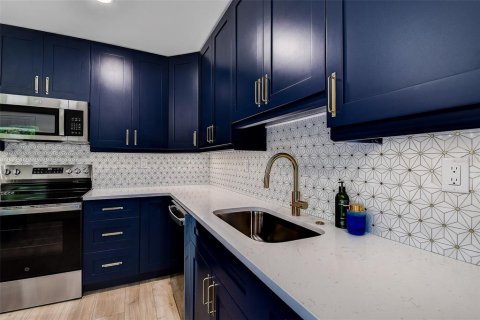 House in Saint Petersburg, Florida 3 bedrooms, 109.35 sq.m. № 1885874 - photo 8