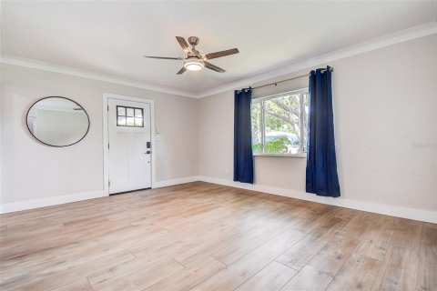 House in Saint Petersburg, Florida 3 bedrooms, 109.35 sq.m. № 1885874 - photo 15