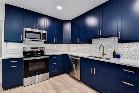 House in Saint Petersburg, Florida 3 bedrooms, 109.35 sq.m. № 1885874 - photo 7