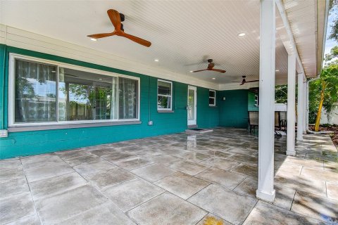 House in Saint Petersburg, Florida 3 bedrooms, 109.35 sq.m. № 1885874 - photo 2