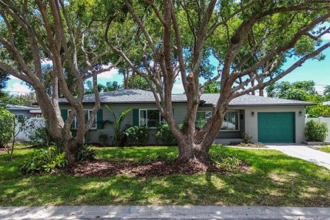 House in Saint Petersburg, Florida 3 bedrooms, 109.35 sq.m. № 1885874 - photo 1