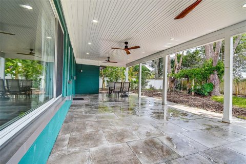 House in Saint Petersburg, Florida 3 bedrooms, 109.35 sq.m. № 1885874 - photo 4