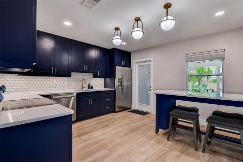 House in Saint Petersburg, Florida 3 bedrooms, 109.35 sq.m. № 1885874 - photo 6