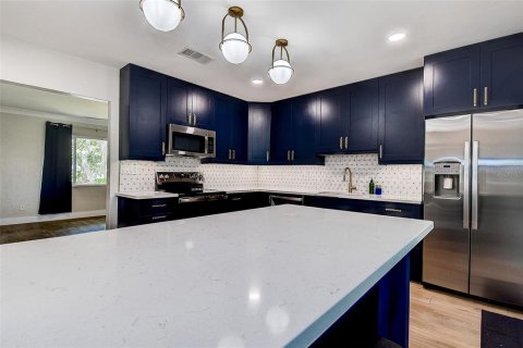 House in Saint Petersburg, Florida 3 bedrooms, 109.35 sq.m. № 1885874 - photo 5