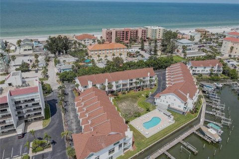 Townhouse in Indian Shores, Florida 3 bedrooms, 139.35 sq.m. № 1866804 - photo 1