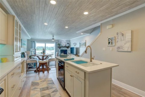 Townhouse in Indian Shores, Florida 3 bedrooms, 139.35 sq.m. № 1866804 - photo 13