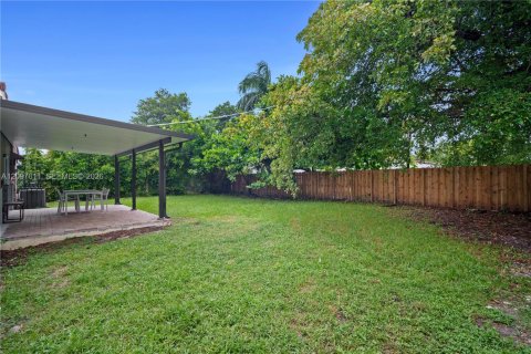 House in Hallandale Beach, Florida 3 bedrooms, 109.62 sq.m. № 2392608 - photo 21