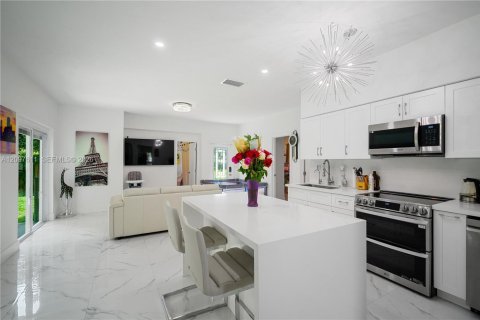 House in Hallandale Beach, Florida 3 bedrooms, 109.62 sq.m. № 2392608 - photo 6