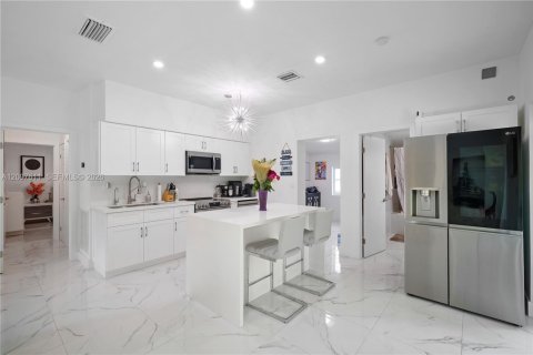 House in Hallandale Beach, Florida 3 bedrooms, 109.62 sq.m. № 2392608